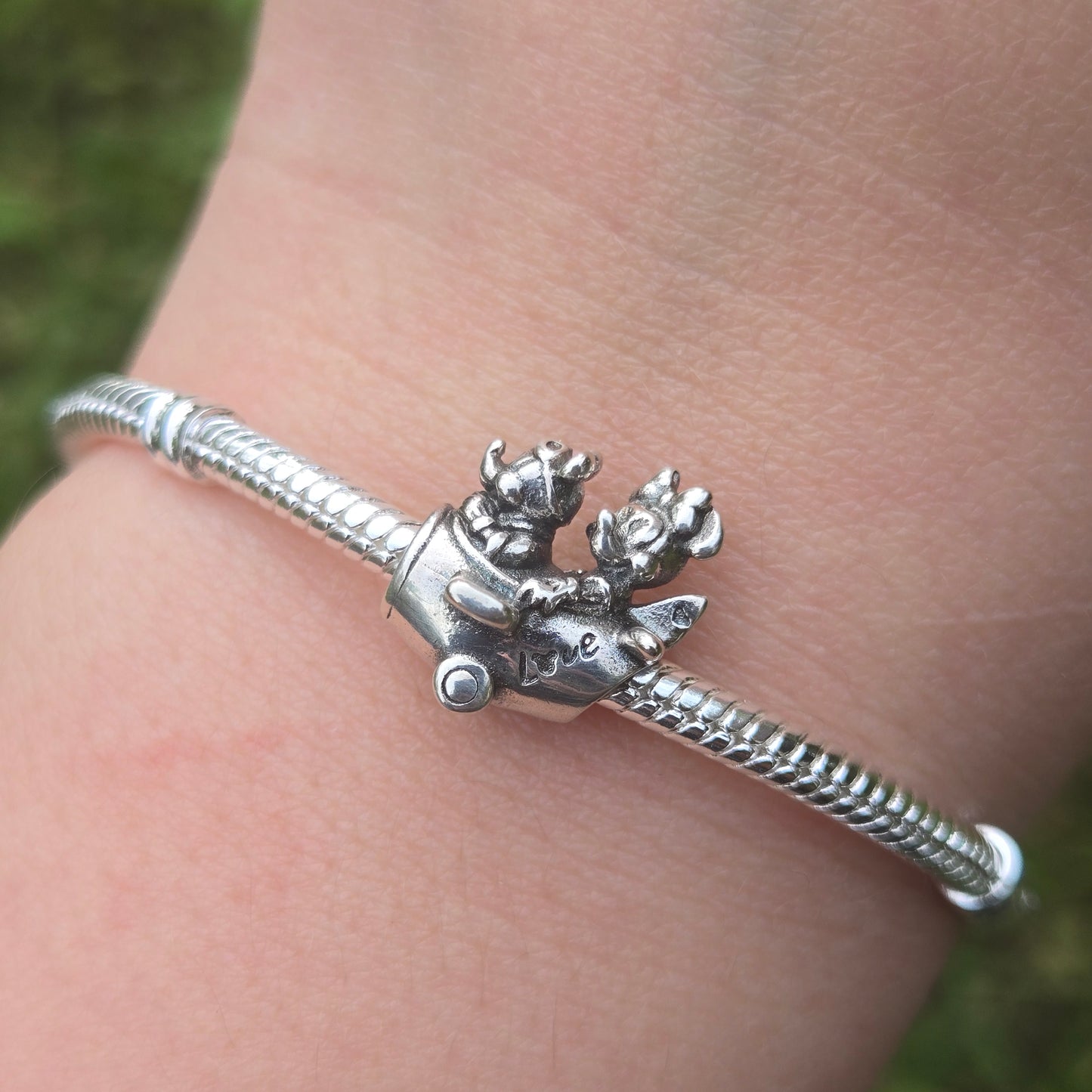 Embarquez pour une aventure magique avec ce charm représentant Mickey et Minnie Mouse dans un avion scintillant. Fabriqué en argent sterling 925, ce charm de haute qualité est compatible avec tous les bracelets Pandora, garantissant une intégration parfaite à votre bijou préféré. Parfait pour les fans de Mickey et Minnie et de l'univers Disney, ce charm capture l'esprit joyeux et l'élégance des personnages avec des détails minutieusement travaillés et des éléments scintillants, ajoutant une note de rêve et