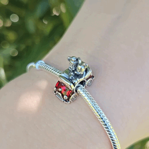 Embarquez pour une virée romantique avec ce Charm - Mickey et Minnie en voiture, en argent sterling S925. Représentant le couple iconique de Disney, Mickey et Minnie dans une adorable petite voiture, ce charm capture l'esprit d'aventure et d'amour qui unit ces deux personnages légendaires. Parfait pour les fans de Disney et les amateurs de romances intemporelles, ce charm ajoutera une touche de tendresse à votre collection.