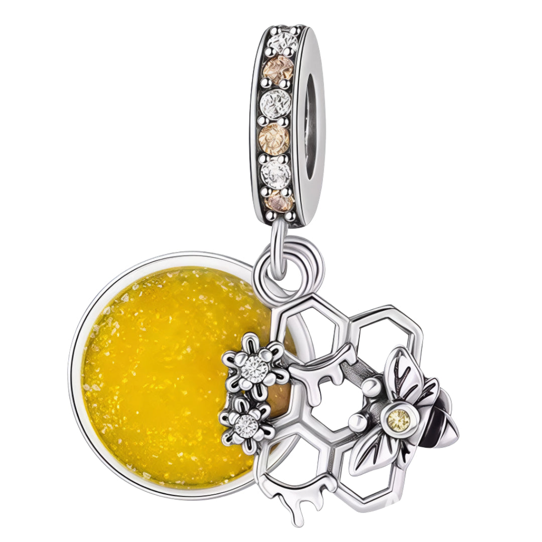 Ce charm exquis célèbre le monde des abeilles avec un pendentif double : un disque émaillé jaune évoquant une goutte de miel et une structure en alvéoles d’argent ornée de fleurs de cristal et d’une abeille stylisée. La bélière pavée de cristaux champagne et transparents apporte encore plus d’éclat à l’ensemble. Symbole de nature, de douceur et de travail collectif, ce bijou s’intègre parfaitement aux bracelets à charms européens pour une touche lumineuse et tendance.
Caractéristiques
Matière : Argent 925,