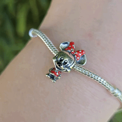Ajoutez une touche de charme classique et de style à votre collection avec ce charm représentant Minnie Mouse dans sa robe emblématique à pois. Fabriqué en argent sterling 925, ce charm de haute qualité est compatible avec tous les bracelets Pandora, garantissant une intégration parfaite à votre bijou préféré. Parfait pour les fans de Minnie et de l'univers Disney, ce charm capture l'élégance et la joie de Minnie avec sa robe à pois rouges et son nœud assorti, ajoutant une note de glamour et de fantaisie à