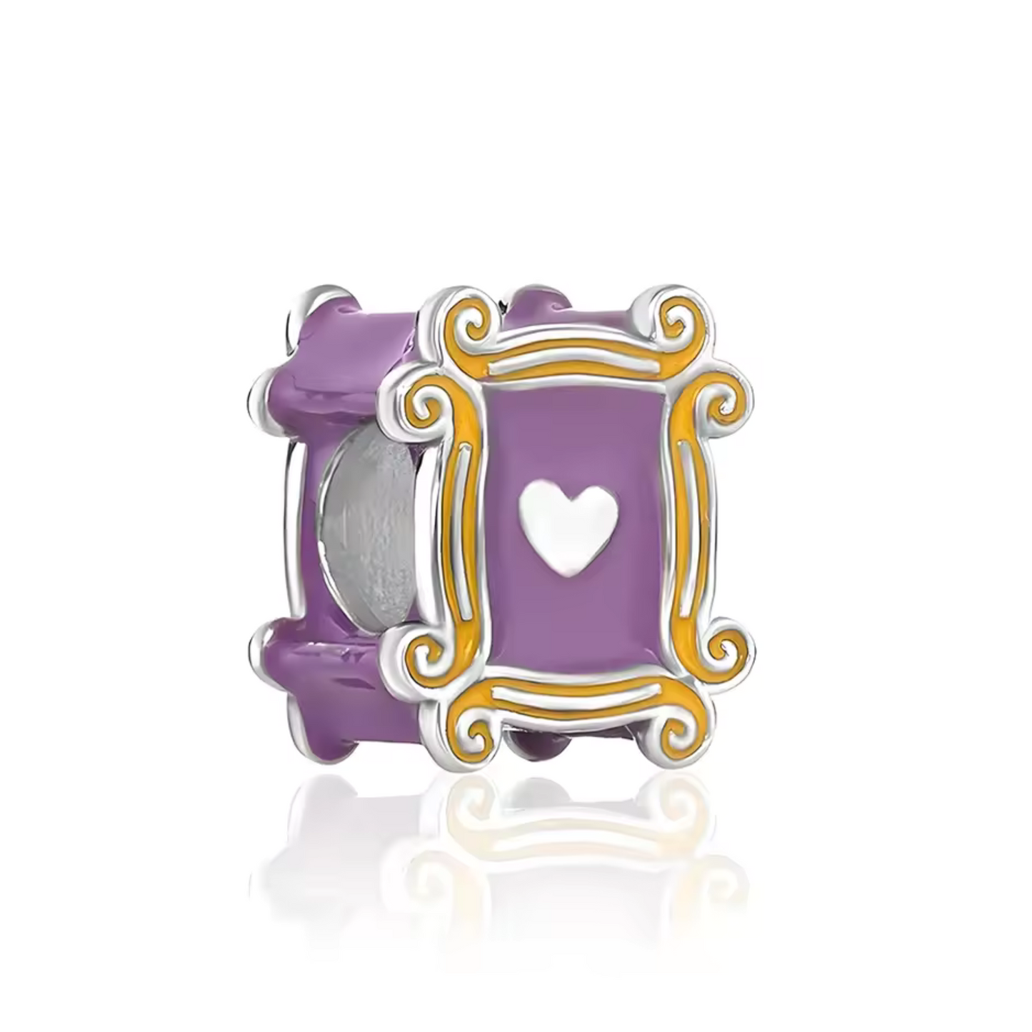 Revivez les moments emblématiques de Friends avec ce charm inspiré du célèbre porte-judas. Conçu en argent sterling S925, ce charm capture l'essence du porte-jupon des personnages de la série, apportant une touche de nostalgie à votre collection.