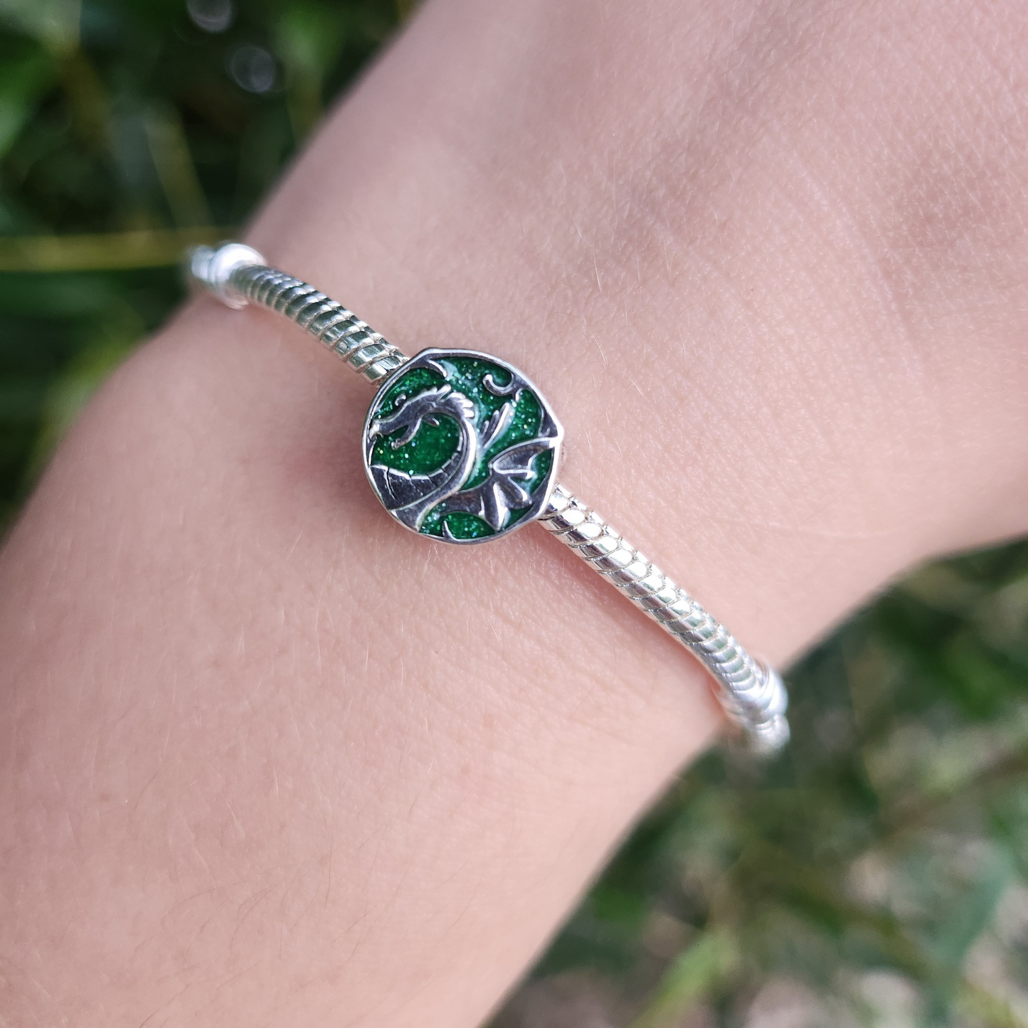 Le Charm Portrait Maléfique de Disney capture l'essence mystérieuse et puissante de l'une des méchantes les plus iconiques. Ce charm met en scène un portrait de Maléfique avec ses cornes emblématiques et son regard perçant. Idéal pour les amateurs de contes sombres et de l'univers Disney, il apporte une touche à la fois élégante et maléfique à votre collection de bijoux.