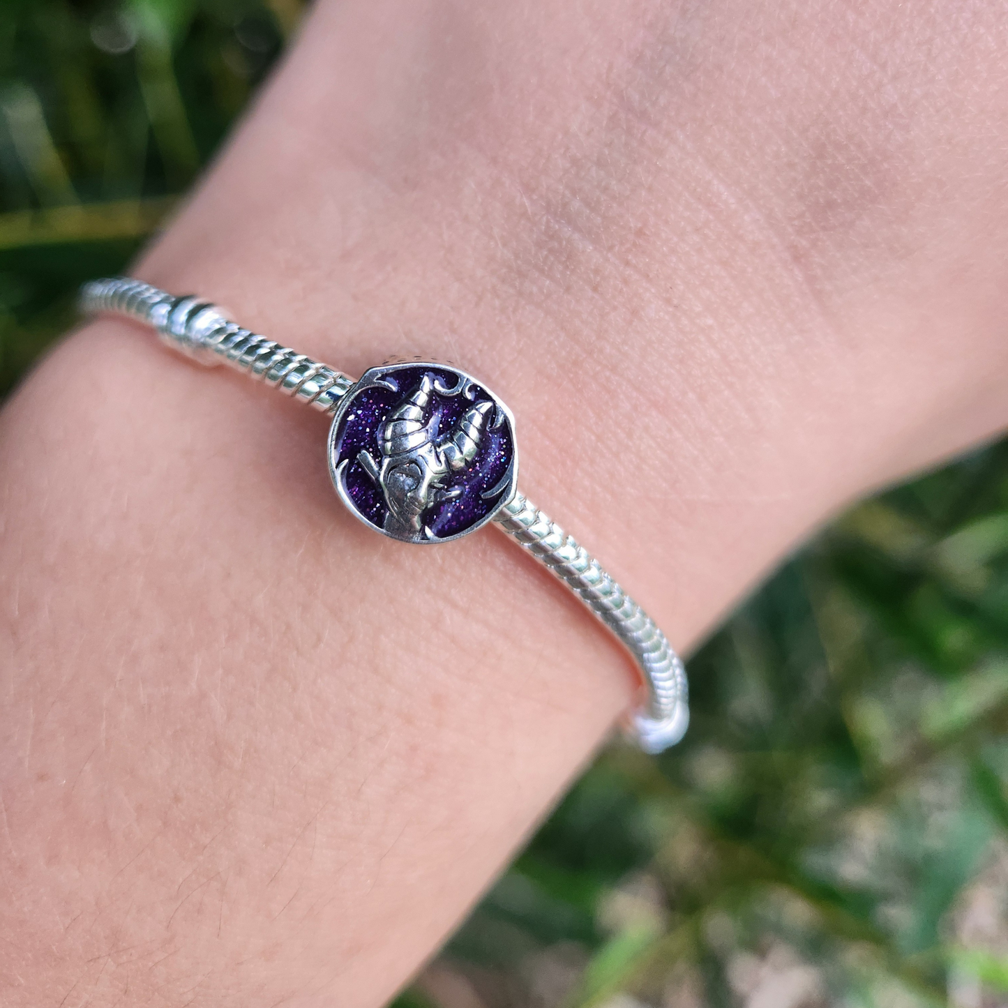 Le Charm Portrait Maléfique de Disney capture l'essence mystérieuse et puissante de l'une des méchantes les plus iconiques. Ce charm met en scène un portrait de Maléfique avec ses cornes emblématiques et son regard perçant. Idéal pour les amateurs de contes sombres et de l'univers Disney, il apporte une touche à la fois élégante et maléfique à votre collection de bijoux.