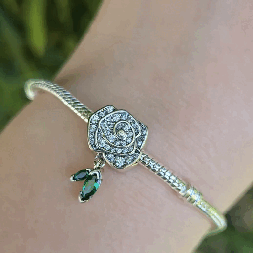 Ajoutez une touche de beauté naturelle à votre bracelet avec le Charm Rose en Fleur, minutieusement façonné en argent 925. Ce charm représente une rose épanouie, symbole de l'amour, de la beauté et de la délicatesse. Chaque pétale est finement détaillé pour capturer l'élégance et la douceur de cette fleur, dans une version intemporelle et raffinée.
Parfait pour exprimer un sentiment d’amour ou pour orner votre collection de bijoux d’un symbole délicat, le Charm Rose en Fleur apportera une touche florale et