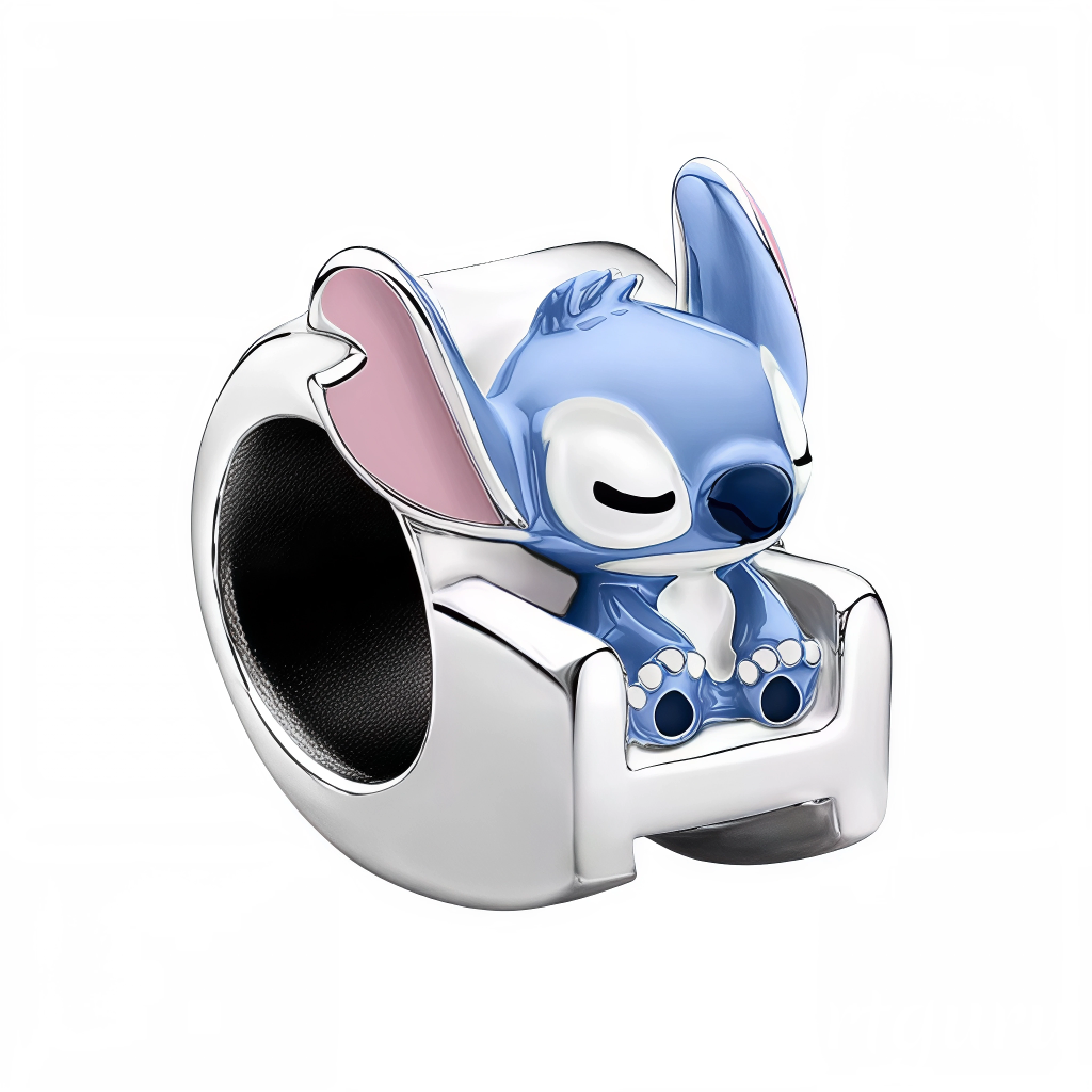 Apportez une touche de tendresse et de malice Disney à votre collection avec ce charm unique représentant Stitch assis confortablement sur un fauteuil argenté. Ce bijou capture à merveille le côté espiègle et attachant du petit extraterrestre bleu, star du film culte Lilo et Stitch.
Conçu en argent 925, ce charm se distingue par ses détails minutieux et ses finitions éclatantes. Le bleu vif de Stitch contraste élégamment avec l’éclat argenté du fauteuil, offrant une pièce originale et pleine de caractère.