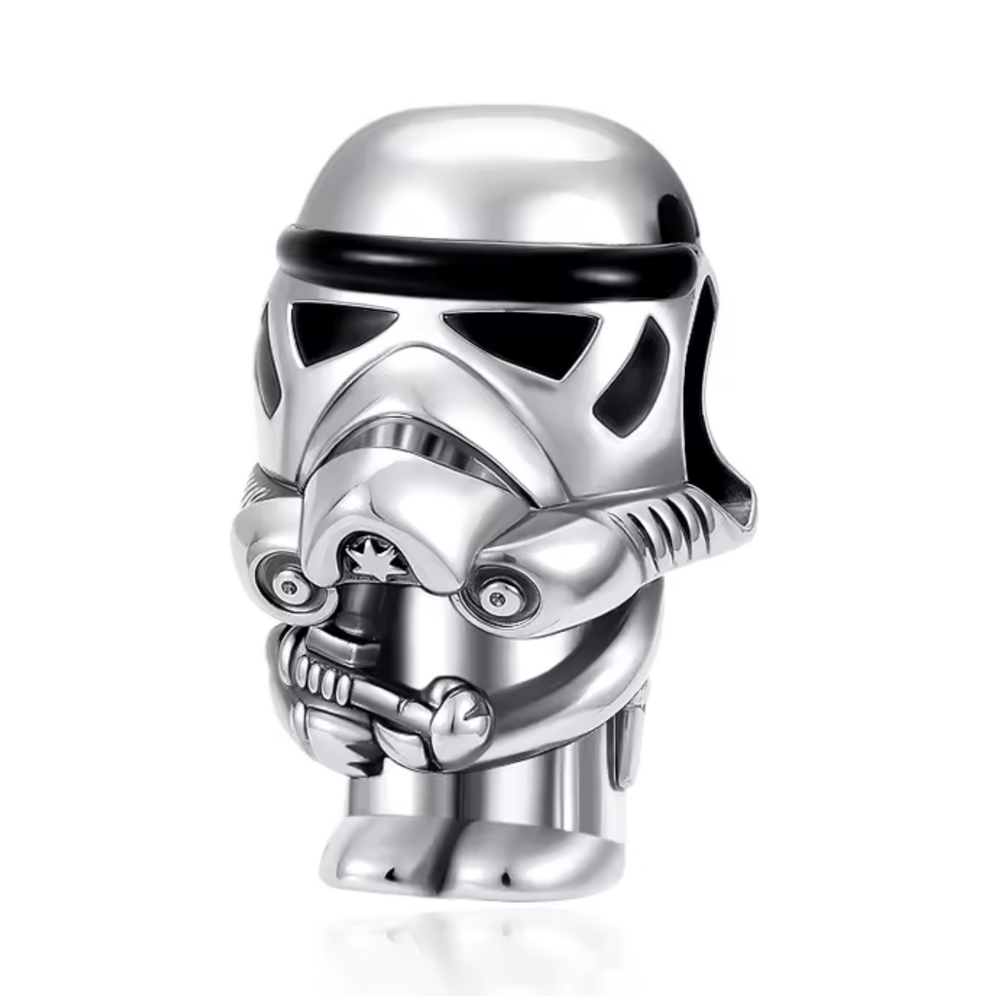 Affichez votre fidélité à l’Empire avec ce charm en argent 925 représentant le célèbre casque de Stormtrooper. Ce bijou finement travaillé rend hommage aux soldats iconiques de Star Wars, parfait pour les fans qui souhaitent ajouter une touche galactique et élégante à leur collection.