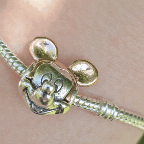 Le Charm Tête de Mickey Rose Gold est un hommage élégant au personnage emblématique de Disney, Mickey Mouse. Avec sa finition en rose gold, ce charm est un accessoire intemporel qui incarne à la fois le côté ludique et le style raffiné. Il est parfait pour tous ceux qui souhaitent afficher leur amour pour Disney avec une touche de modernité.