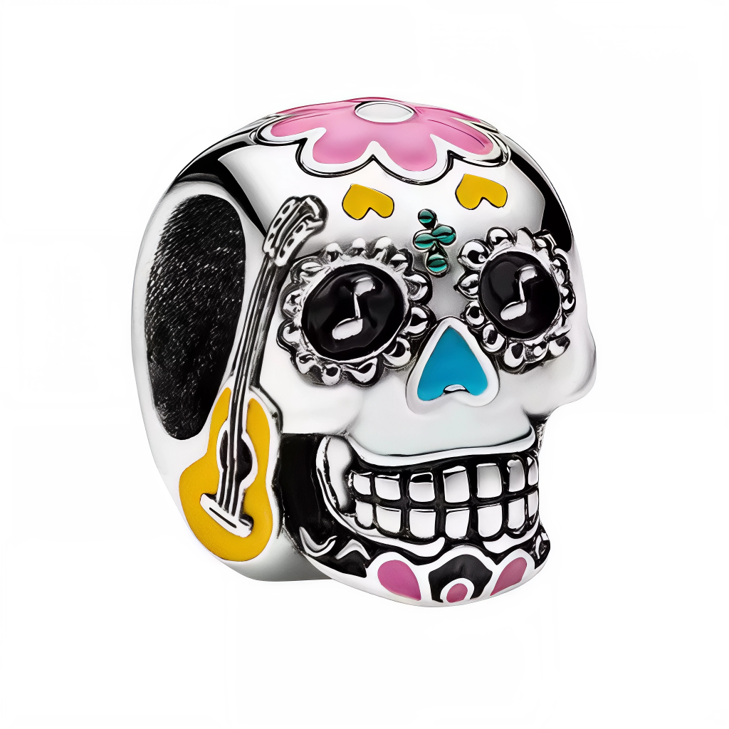 Célébrez la richesse culturelle et l’esprit coloré du Día de los Muertos avec ce charm représentant une tête de mort ornée de motifs traditionnels festifs. Ses détails finement gravés et ses touches de couleurs vives apportent vie et élégance à ce symbole emblématique, parfait pour ajouter une note à la fois culturelle et festive à votre bracelet.