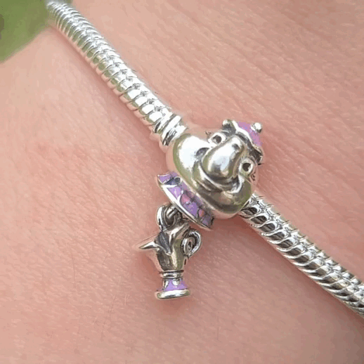Revivez la magie de La Belle et la Bête avec ce charm enchanteur représentant la célèbre Théière Mme Samovar et la Tasse Zip, en argent sterling S925. Ce charm capturant parfaitement les personnages adorables du classique Disney apportera une touche de chaleur et de nostalgie à votre collection. Idéal pour les fans de Disney et ceux qui veulent garder une part de conte de fées avec eux.