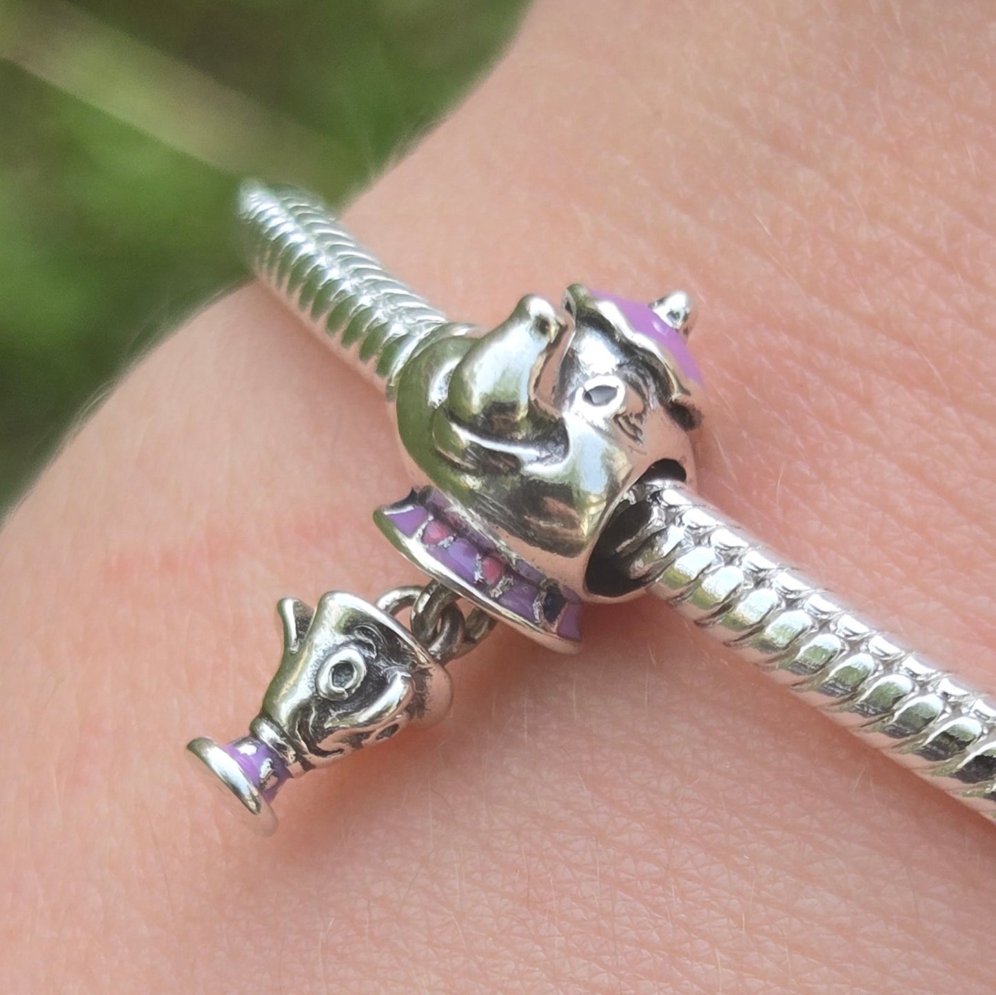Revivez la magie de La Belle et la Bête avec ce charm enchanteur représentant la célèbre Théière Mme Samovar et la Tasse Zip, en argent sterling S925. Ce charm capturant parfaitement les personnages adorables du classique Disney apportera une touche de chaleur et de nostalgie à votre collection. Idéal pour les fans de Disney et ceux qui veulent garder une part de conte de fées avec eux.