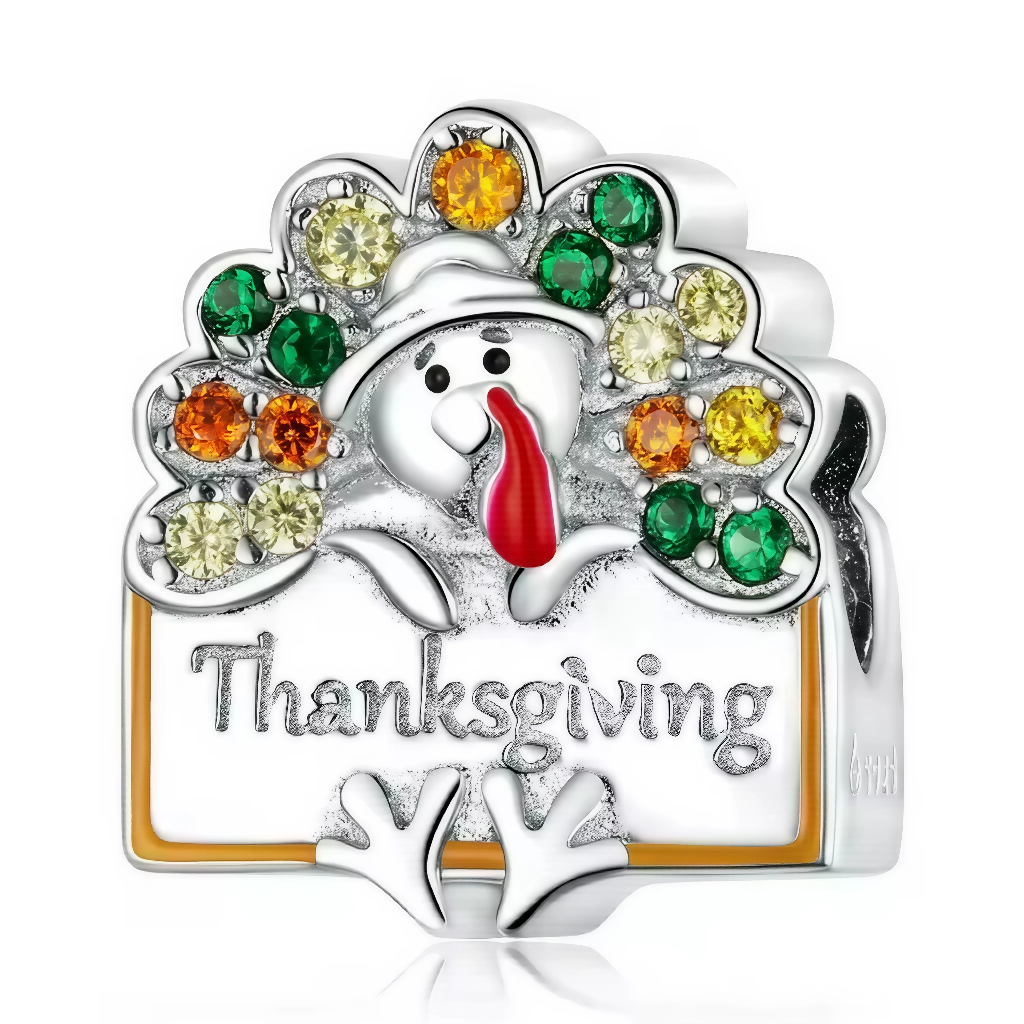 Ce charm festif met à l’honneur la tradition américaine de Thanksgiving avec une adorable dinde argentée coiffée d’un chapeau rigolo et posée devant une plaque gravée. Sa queue est ornée de cristaux aux couleurs chaudes : orange, jaune, vert, qui évoquent la saison des moissons et la générosité des fêtes. Chaque détail ciselé apporte joie et couleur, idéal pour composer un bracelet chaleureux ou offrir un symbole d’amitié et de partage.
Caractéristiques
Matière : Argent 925, cristaux multicolores
Design :