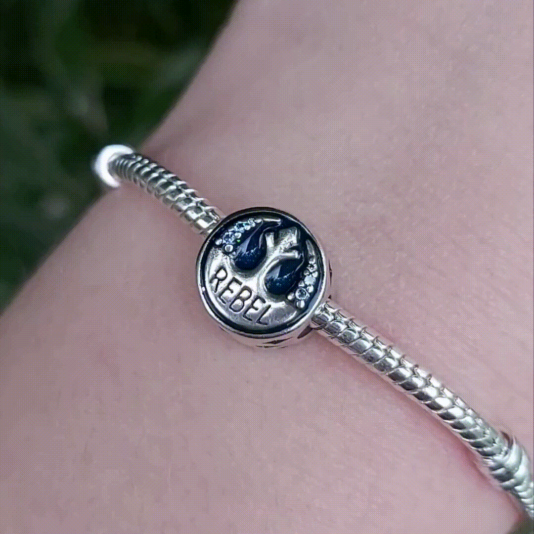 Ajoutez une touche d'héroïsme et de courage à votre collection avec ce charm représentant un Vaisseau de l'Alliance Rebelle de Star Wars. Conçu en argent sterling S925, ce charm capture avec précision le design emblématique et l'esprit audacieux des vaisseaux de l'Alliance Rebelle.