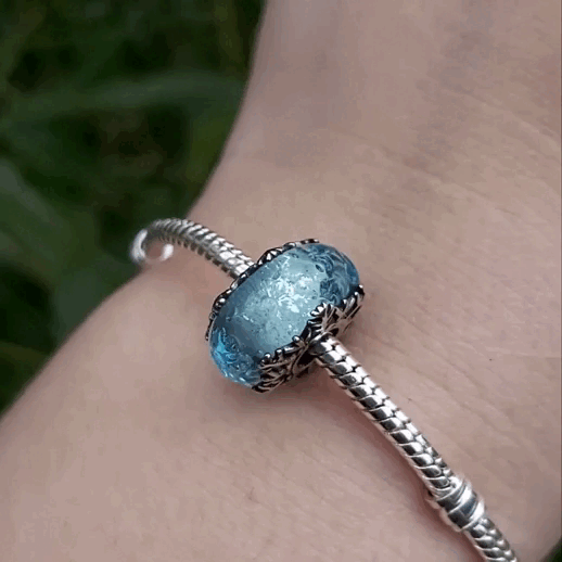 Apportez une touche hivernale à votre collection avec ce charm en verre de Murano Flocon de Neige. Ce bijou raffiné en verre de Murano présente des nuances cristallines et glacées, capturant la magie de l’hiver et l’élégance des flocons de neige. Avec des détails délicats en argent S925 et une compatibilité parfaite avec les bracelets Pandora, ce charm est idéal pour ajouter un éclat saisonnier tout en restant chic et intemporel. Idéal pour les amoureux de l'hiver et ceux qui apprécient la beauté naturelle