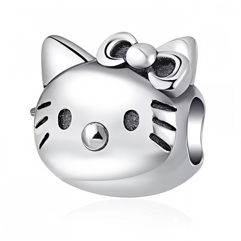 Retrouvez l’adorable visage de Hello Kitty dans ce charm en argent 925, tout en finesse et élégance. Son célèbre nœud et ses traits minimalistes en font une pièce intemporelle, parfaite pour apporter une touche kawaii et raffinée à votre bracelet ou collier. Un incontournable pour les fans de l’univers Sanrio.
