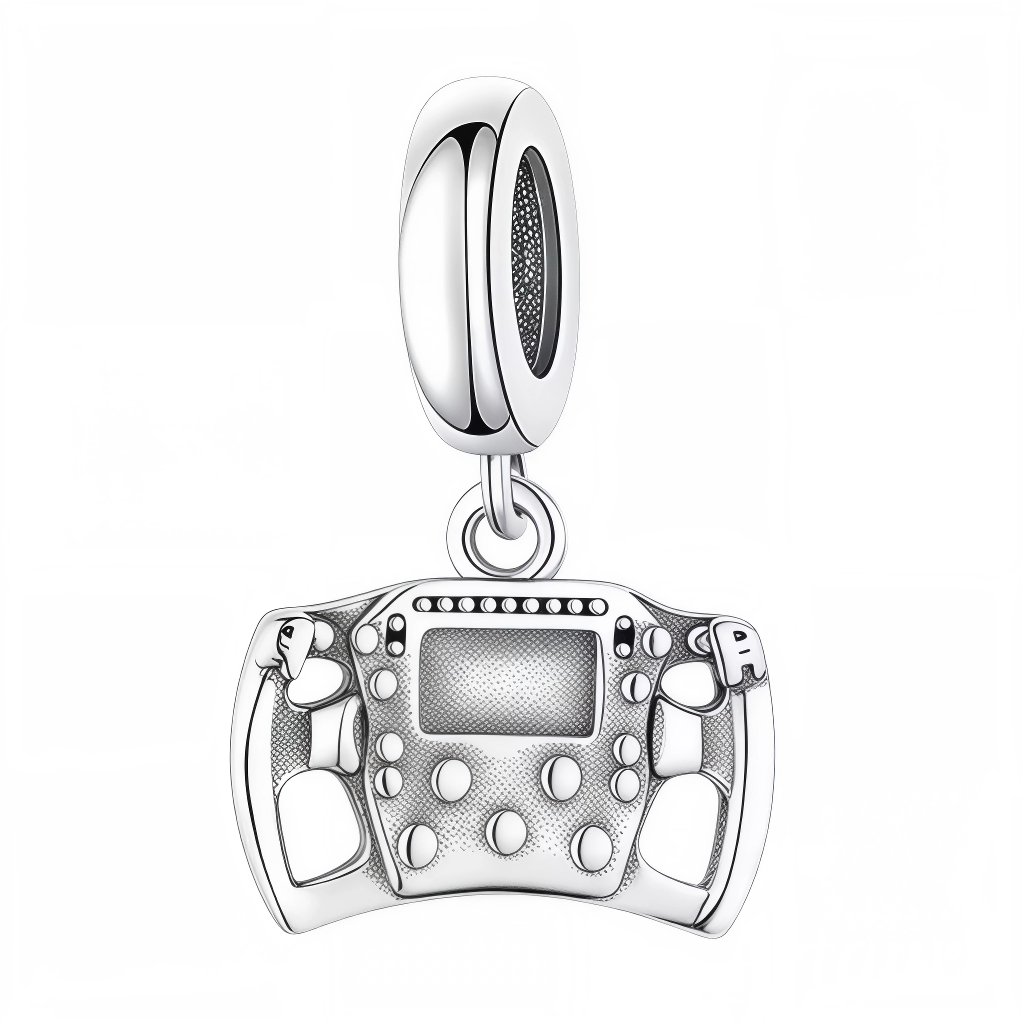 Prenez le contrôle de la piste avec ce charm pendentif en argent 925 inspiré du volant emblématique des voitures de Formule 1. Richement détaillé, il évoque la vitesse, la précision et l'adrénaline du sport automobile. Parfait pour les passionnés de F1, ce bijou miniature célèbre la maîtrise et la performance, avec une finition argentée élégante et des boutons finement sculptés pour un réalisme saisissant.