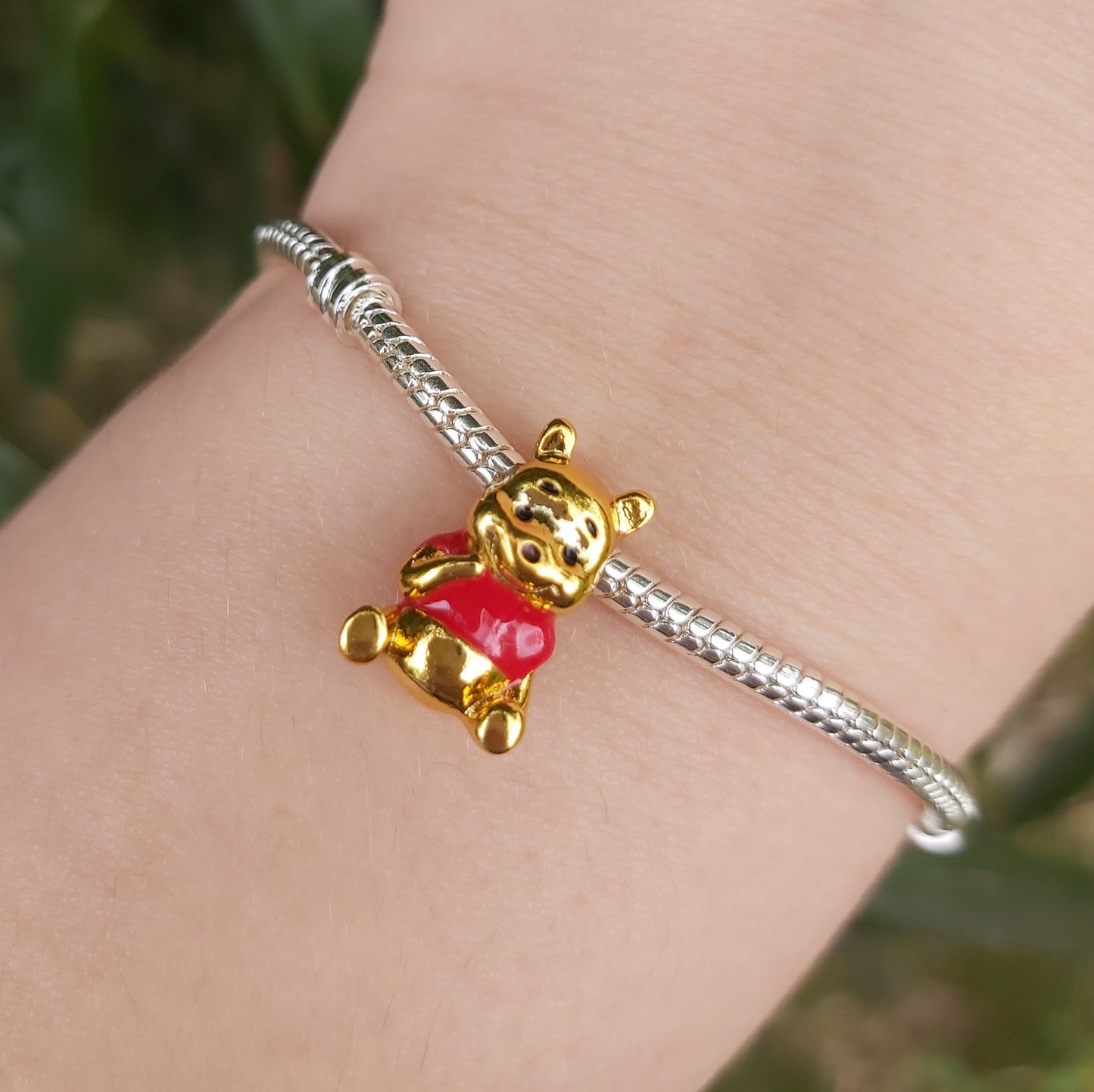 Ajoutez une touche de douceur et de charme à votre collection avec ce charm représentant Winnie l'Ourson, le personnage adoré de Disney. Fabriqué en argent sterling 925, ce charm de haute qualité est compatible avec tous les bracelets Pandora, garantissant une intégration parfaite à votre bijou préféré. Parfait pour les fans de Winnie l'Ourson et de l'univers Disney, ce charm capture l'esprit tendre et joyeux de l'ourson avec des détails minutieusement travaillés, ajoutant une note de magie et de nostalgie