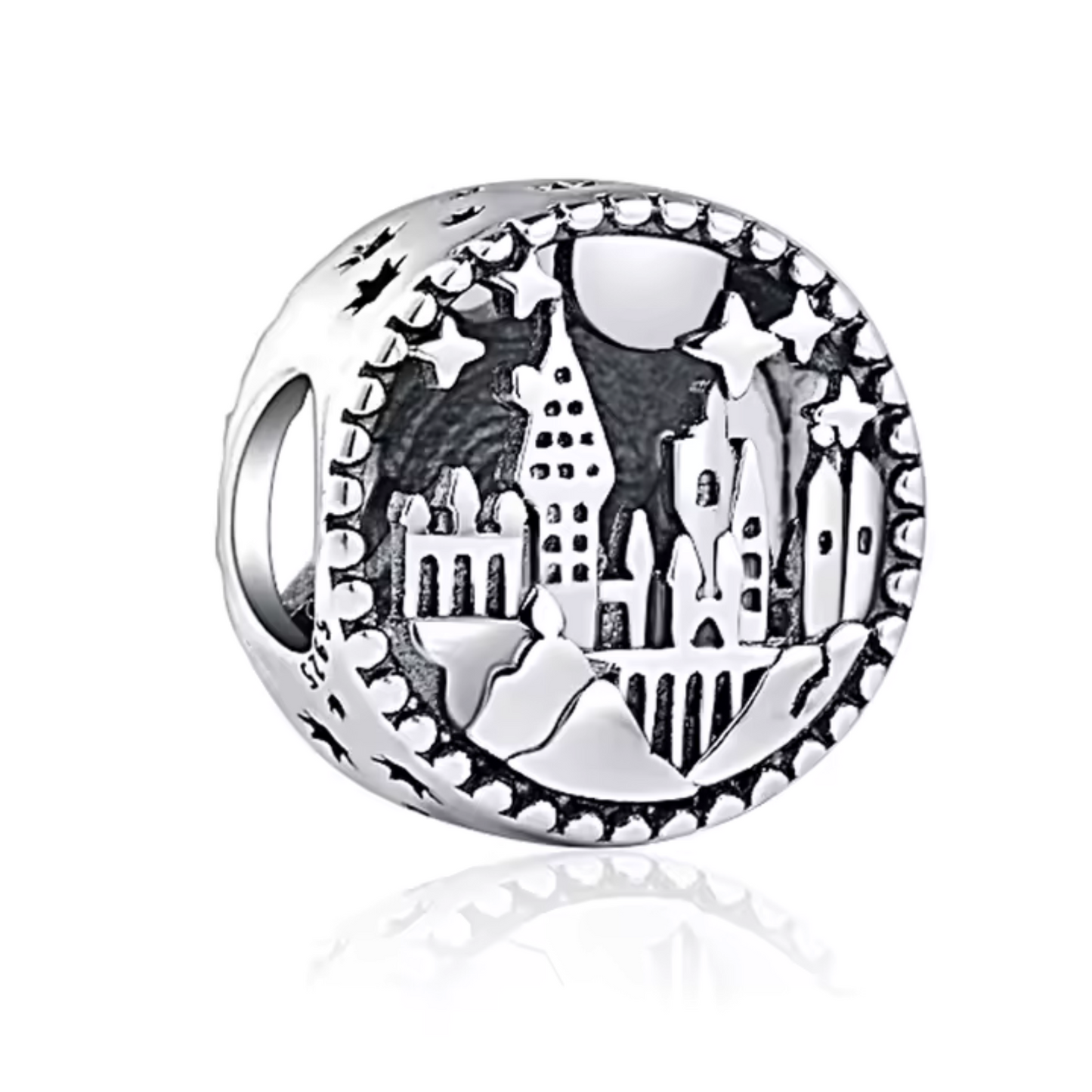 Emportez un morceau de l'univers magique avec vous grâce à ce charm représentant l'école de sorcellerie de Poudlard. Fabriqué en argent sterling 925, ce charm de haute qualité est compatible avec tous les bracelets Pandora, vous permettant d'ajouter un symbole emblématique du monde de Harry Potter à votre bijou préféré. Idéal pour les fans de la saga, ce charm capture l'architecture majestueuse de l'école de sorcellerie avec des détails minutieux, rendant hommage à l'endroit où la magie prend vie.