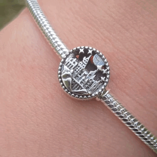 Emportez un morceau de l'univers magique avec vous grâce à ce charm représentant l'école de sorcellerie de Poudlard. Fabriqué en argent sterling 925, ce charm de haute qualité est compatible avec tous les bracelets Pandora, vous permettant d'ajouter un symbole emblématique du monde de Harry Potter à votre bijou préféré. Idéal pour les fans de la saga, ce charm capture l'architecture majestueuse de l'école de sorcellerie avec des détails minutieux, rendant hommage à l'endroit où la magie prend vie.