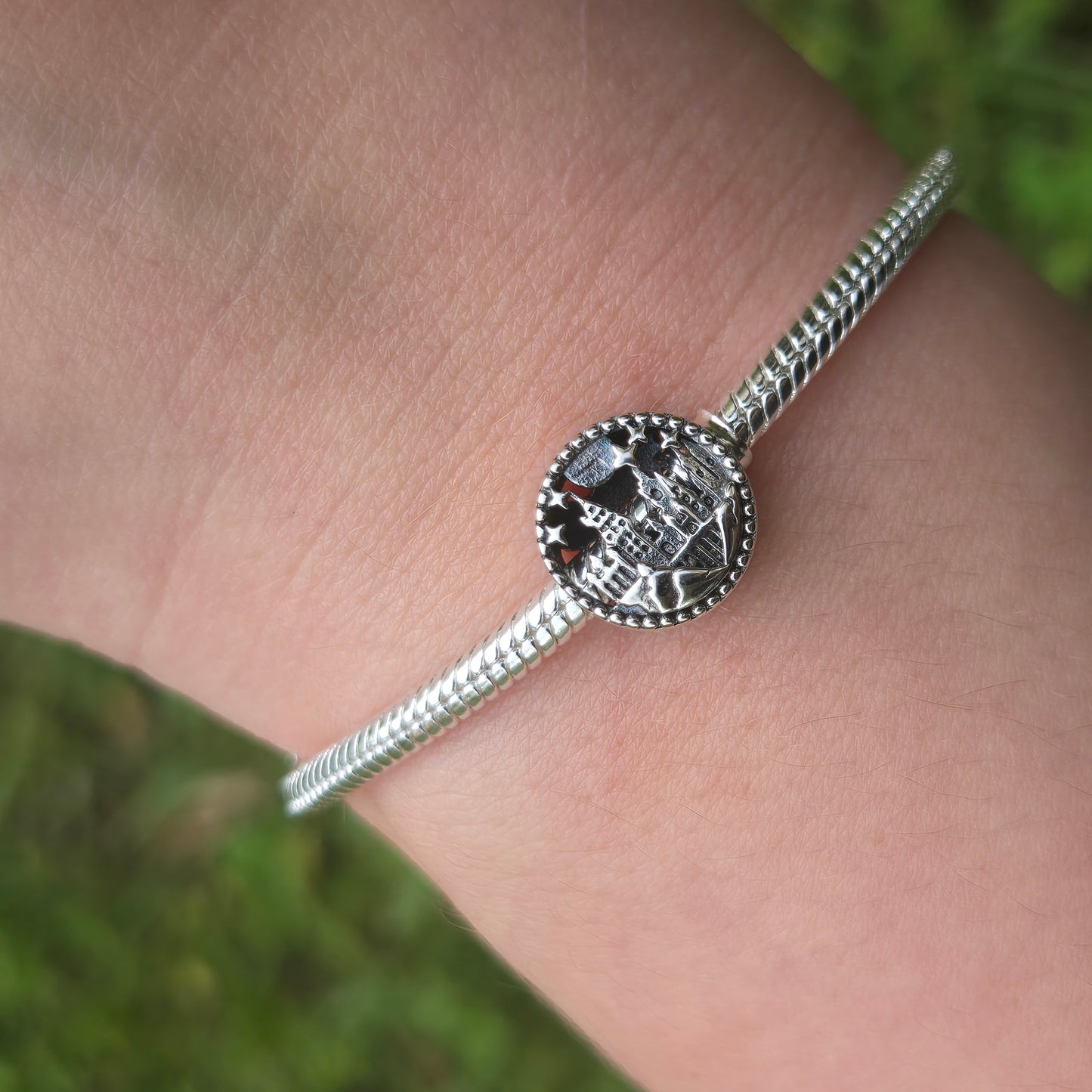 Emportez un morceau de l'univers magique avec vous grâce à ce charm représentant l'école de sorcellerie de Poudlard. Fabriqué en argent sterling 925, ce charm de haute qualité est compatible avec tous les bracelets Pandora, vous permettant d'ajouter un symbole emblématique du monde de Harry Potter à votre bijou préféré. Idéal pour les fans de la saga, ce charm capture l'architecture majestueuse de l'école de sorcellerie avec des détails minutieux, rendant hommage à l'endroit où la magie prend vie.