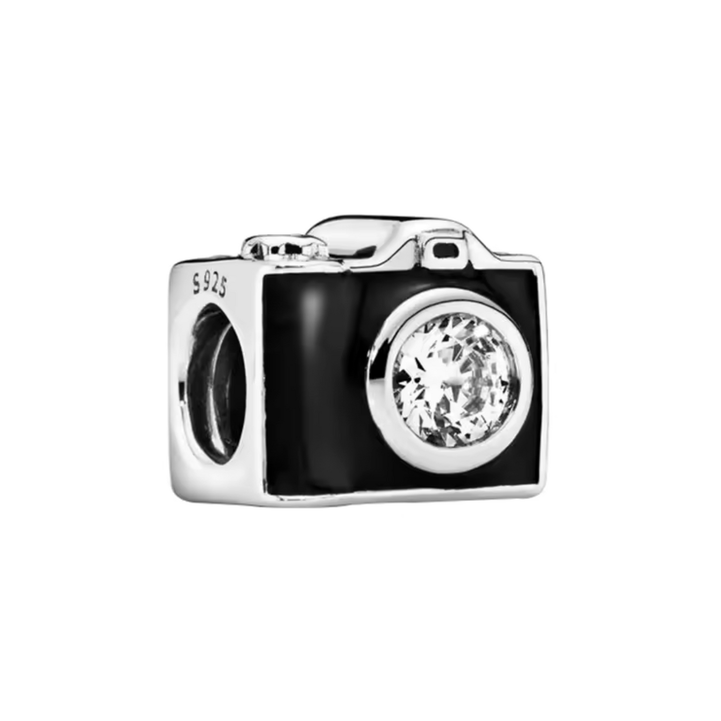 Immortalisez chaque instant avec ce charm en forme d’appareil photo. Ce bijou élégant, évoquant la magie de capturer des souvenirs, est parfait pour les passionnés de photographie ou ceux qui chérissent les moments précieux.