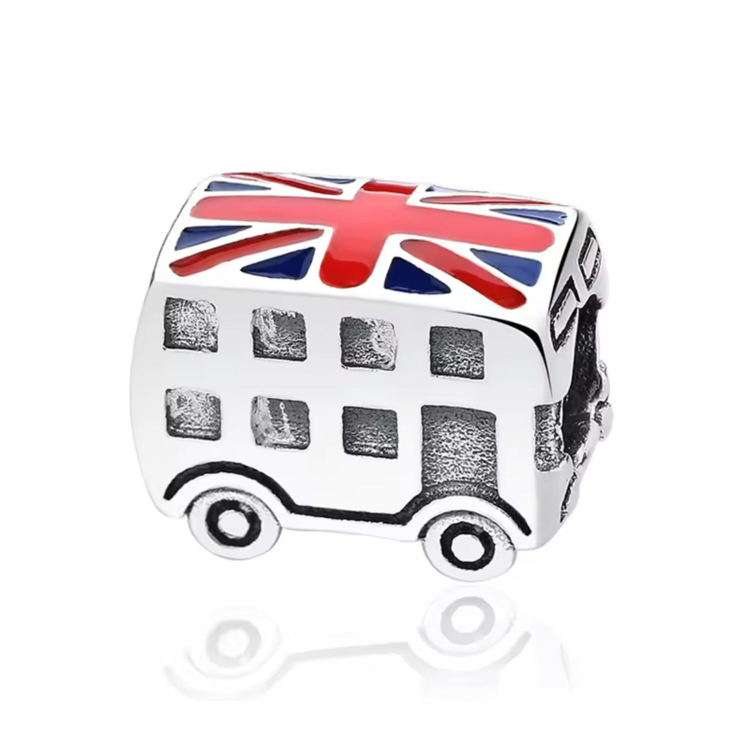 Embarquez pour un voyage so British avec ce charm représentant un bus emblématique de Londres, orné d’un drapeau anglais. Finement réalisé en argent 925, ce bijou célèbre l’élégance urbaine et le charme intemporel de la capitale britannique.