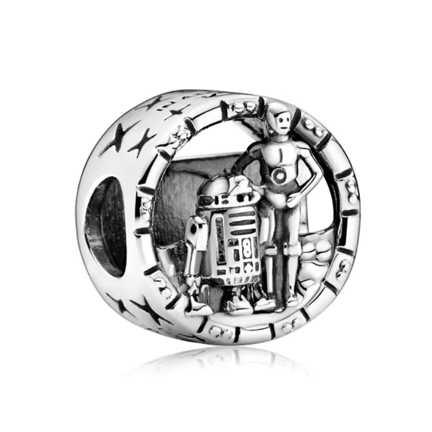 Ajoutez un duo légendaire à votre bracelet avec ce charm C-3PO et R2-D2. Finement sculpté en argent 925, il capture la complicité et l'humour de ces personnages emblématiques de Star Wars.