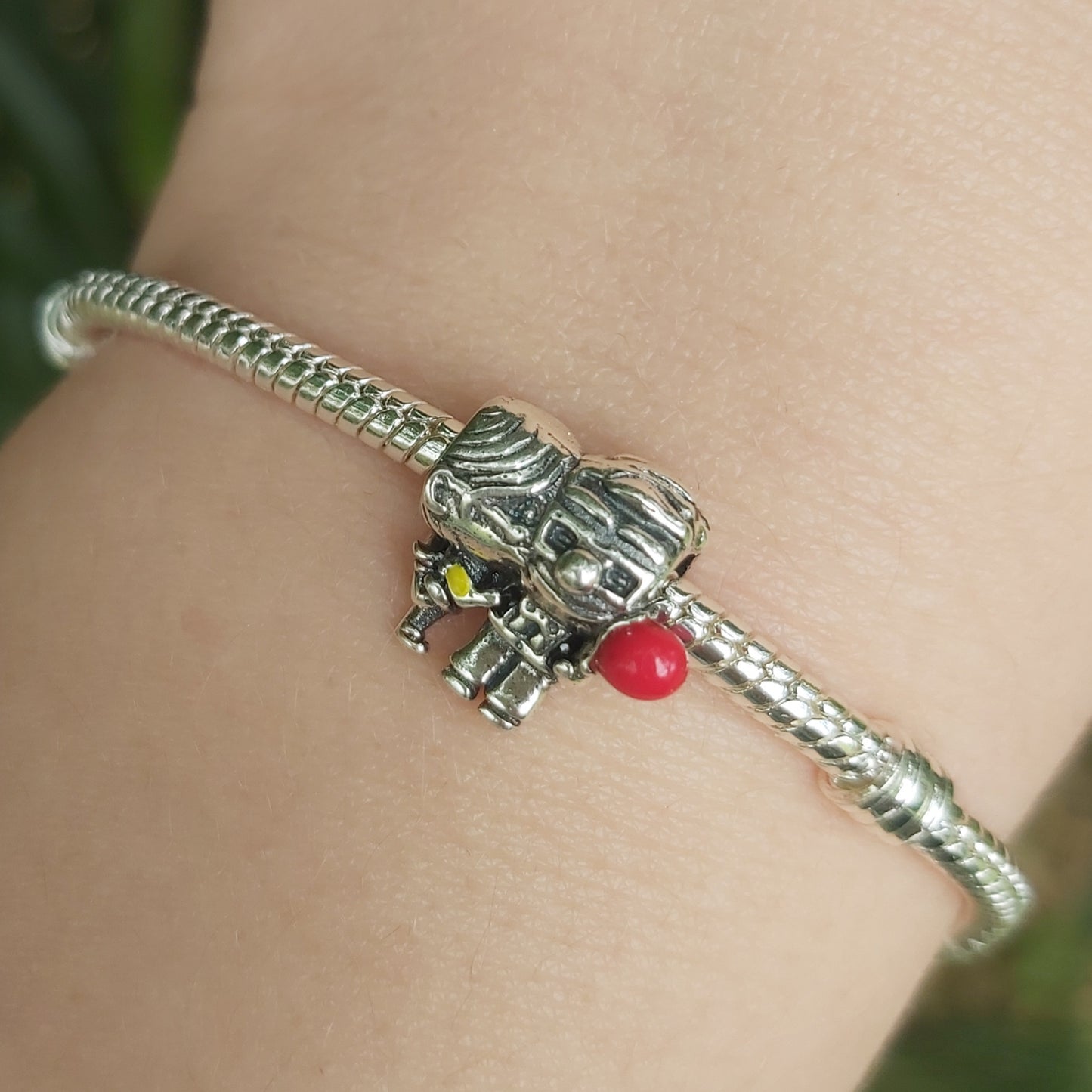 Célébrez l'amour et l'aventure avec le Charm Carl et Ellie inspiré du film Là-Haut. Ce charm en argent 925 représente le couple emblématique, Carl et Ellie, symbolisant l'amour éternel, les rêves partagés et les souvenirs précieux. Avec leur esprit aventureux et leur complicité, ce charm rend hommage à un amour profond et indestructible qui traverse le temps.
Que ce soit pour un amoureux du film ou pour célébrer une relation spéciale, ce charm est une belle manière de rappeler les moments qui comptent le p