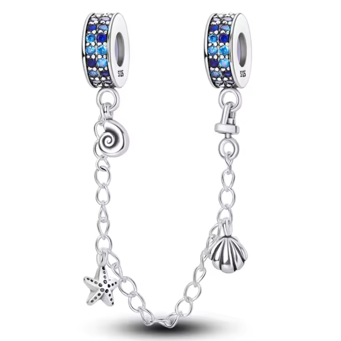 Apportez une touche de fraîcheur et d’évasion à votre bracelet avec ce charm chaîne en argent 925, orné de coquillages délicats, agrémentés de détails bleu éclatants. Symbole de la mer, de la tranquillité et de l’harmonie, ce bijou évoque la beauté et la sérénité des plages ensoleillées.
Son design raffiné, sublimé par des touches de bleu qui capturent la lumière, apportera une note douce et estivale à votre collection.
