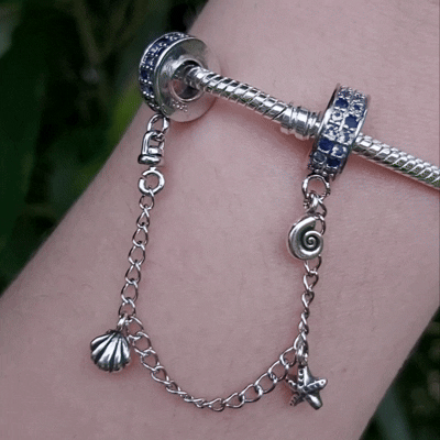 Apportez une touche de fraîcheur et d’évasion à votre bracelet avec ce charm chaîne en argent 925, orné de coquillages délicats, agrémentés de détails bleu éclatants. Symbole de la mer, de la tranquillité et de l’harmonie, ce bijou évoque la beauté et la sérénité des plages ensoleillées.
Son design raffiné, sublimé par des touches de bleu qui capturent la lumière, apportera une note douce et estivale à votre collection.
