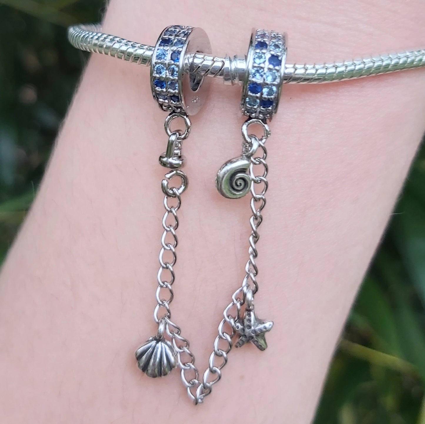 Apportez une touche de fraîcheur et d’évasion à votre bracelet avec ce charm chaîne en argent 925, orné de coquillages délicats, agrémentés de détails bleu éclatants. Symbole de la mer, de la tranquillité et de l’harmonie, ce bijou évoque la beauté et la sérénité des plages ensoleillées.
Son design raffiné, sublimé par des touches de bleu qui capturent la lumière, apportera une note douce et estivale à votre collection.