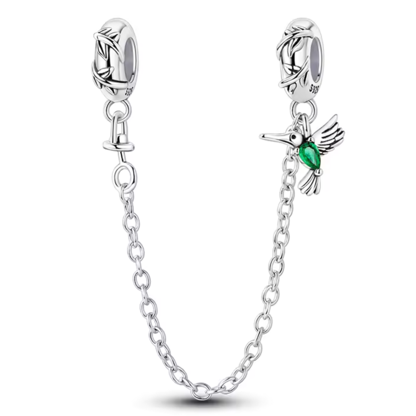 Apportez une touche de nature et de liberté à votre bracelet avec cette magnifique chaîne de sécurité ornée d’un oiseau aux détails verts. Fabriquée en argent 925, cette chaîne est sublimée par un adorable oiseau sculpté avec précision, accompagné de délicats accents verts qui rappellent les feuilles et la nature luxuriante.
En plus d’ajouter une touche poétique à votre bijou, cette chaîne de sécurité protège votre bracelet en empêchant les ouvertures accidentelles, garantissant ainsi la sécurité de vos ch