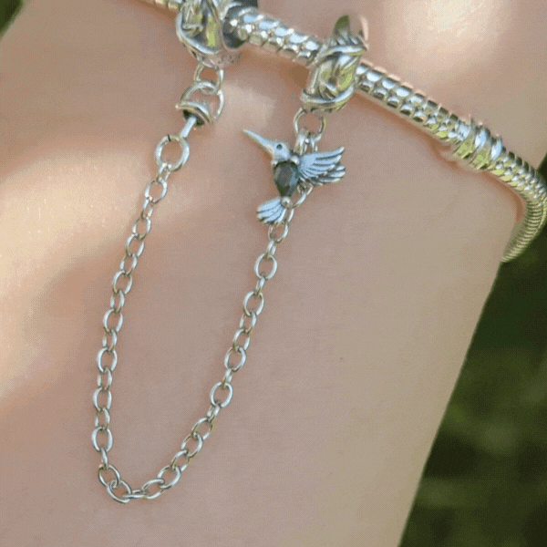 Apportez une touche de nature et de liberté à votre bracelet avec cette magnifique chaîne de sécurité ornée d’un oiseau aux détails verts. Fabriquée en argent 925, cette chaîne est sublimée par un adorable oiseau sculpté avec précision, accompagné de délicats accents verts qui rappellent les feuilles et la nature luxuriante.
En plus d’ajouter une touche poétique à votre bijou, cette chaîne de sécurité protège votre bracelet en empêchant les ouvertures accidentelles, garantissant ainsi la sécurité de vos ch