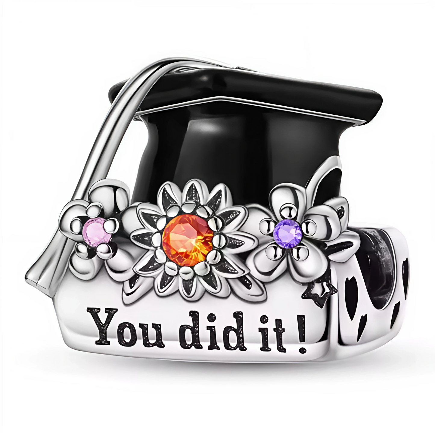Un petit bijou qui dit tout. Ce charm non pendentif en forme de chapeau de diplômé en argent 925 est gravé de l’inscription motivante "You did it". Une façon élégante et symbolique de féliciter un accomplissement académique et de marquer cette victoire personnelle avec style.