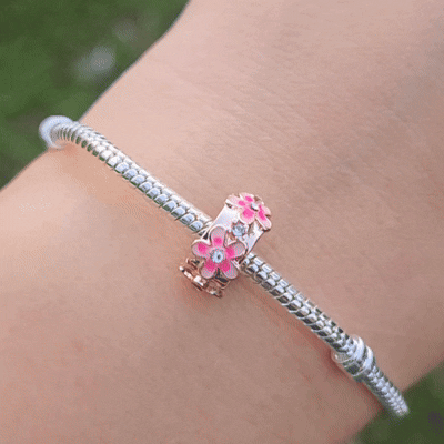 Apportez une touche florale et élégante à votre bracelet avec le Charm Clips - Espaceur Marguerite Rose en argent sterling S925. Ce charm raffiné est orné de petites marguerites roses délicates, symbolisant la beauté et la joie. Parfait pour les amateurs de fleurs et de designs subtils, cet espaceur permet de maintenir vos charms en place tout en ajoutant une note printanière et colorée à votre collection.