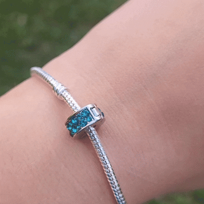 Apportez une touche de couleur vibrante à votre collection avec le Charm Clips - Pavé Bleu-Vert. Ce charm en argent sterling S925 est orné d’une rangée de pavés scintillants dans des tons captivants de bleu et de vert, évoquant l’éclat des mers tropicales. Élégant et rafraîchissant, ce charm ajoute une touche de dynamisme et de sophistication à votre bracelet tout en maintenant vos charms en place avec style.