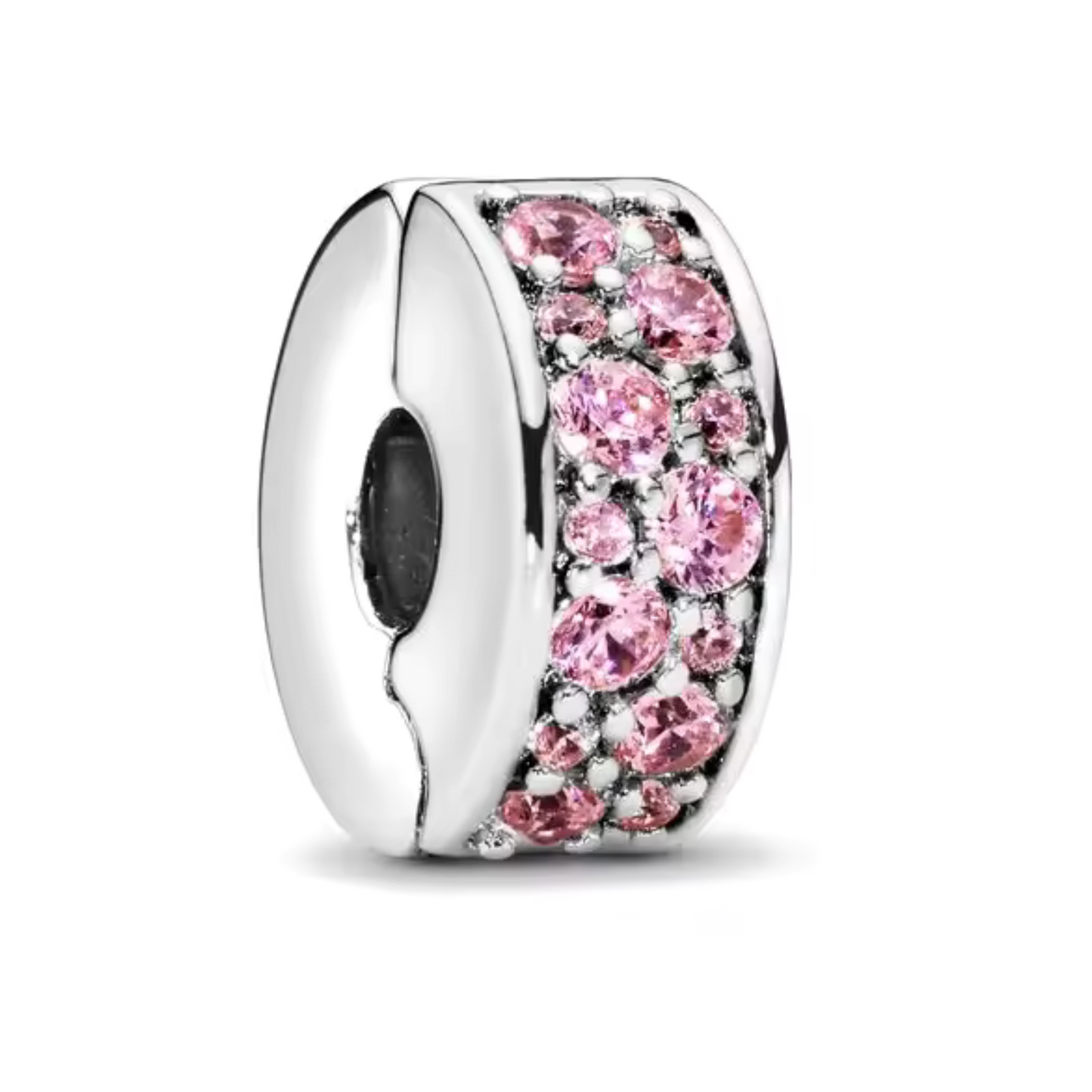 Ajoutez une touche de douceur et de féminité à votre bracelet avec le Charm Clips - Pavé Rose. Ce charm, fabriqué en argent sterling S925, est magnifiquement orné de pavés scintillants dans des nuances délicates de rose. Son design élégant et raffiné apporte une subtile touche de glamour à votre collection tout en maintenant vos charms en place avec style.