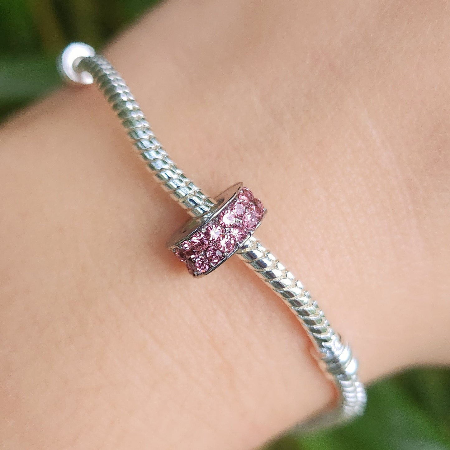 Ajoutez une touche de douceur et de féminité à votre bracelet avec le Charm Clips - Pavé Rose. Ce charm, fabriqué en argent sterling S925, est magnifiquement orné de pavés scintillants dans des nuances délicates de rose. Son design élégant et raffiné apporte une subtile touche de glamour à votre collection tout en maintenant vos charms en place avec style.