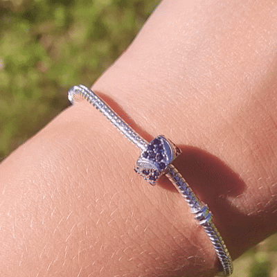 Évoquez légèreté et grâce avec le Charm Clips - Plume Courbe et Pavé. Conçu en argent sterling S925, ce charm représente une plume délicatement incurvée, ornée de petits pavés scintillants, symbolisant l'élégance et la liberté. Le design finement travaillé et ses pierres brillantes ajoutent une touche subtile de raffinement à votre bracelet tout en maintenant vos autres charms parfaitement en place.