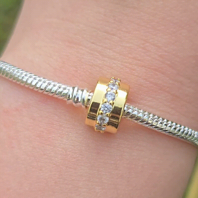 Ajoutez une touche de brillance subtile à votre collection avec le Charm Clips - Rangée Scintillante Incolore. Fabriqué en argent sterling S925, ce charm clip est orné de pierres cristallines incolores qui capturent et reflètent la lumière avec élégance. Son design raffiné et discret est parfait pour ajouter une lueur sophistiquée à votre bracelet tout en maintenant vos charms bien en place.