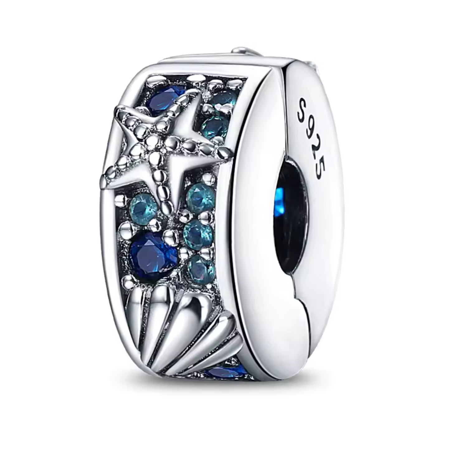 Ajoutez une touche d'exotisme à votre collection avec ce charm clips en forme d'Étoile de Mer Tropicale, parfait pour évoquer les merveilles des récifs coralliens et des océans. Fabriqué en argent sterling S925, ce charm capture les détails délicats de l’étoile de mer, avec ses textures réalistes et ses formes élégantes, inspirées des beautés tropicales sous-marines.
