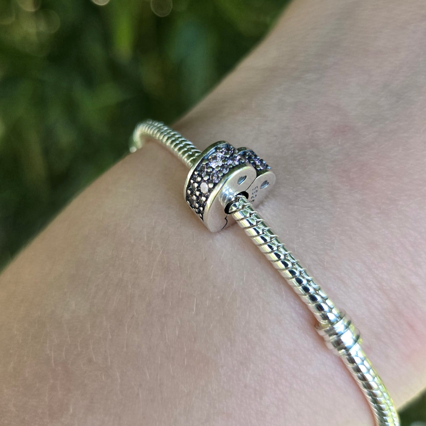 Apportez une touche lumineuse à votre bracelet avec ce charm Clips Cœur Rose. Conçu en argent 925, il est parfait pour sécuriser vos charms tout en ajoutant du style.