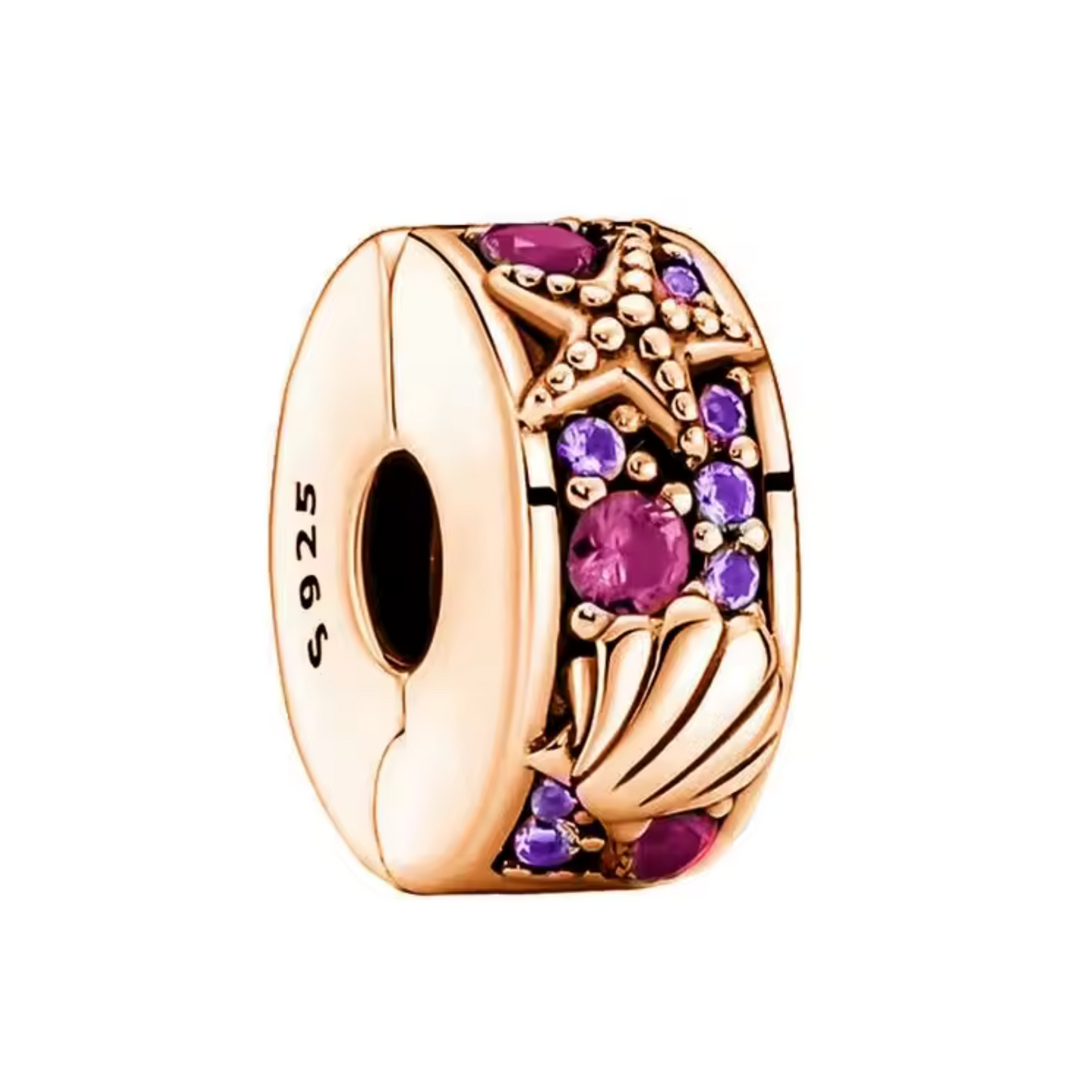 Ajoutez une touche de douceur marine à votre bracelet avec ce charm clips Coquillage aux teintes roses et violettes. Avec ses détails perlés et ses couleurs délicates, il évoque l'élégance des trésors marins tout en sécurisant vos charms avec style.
