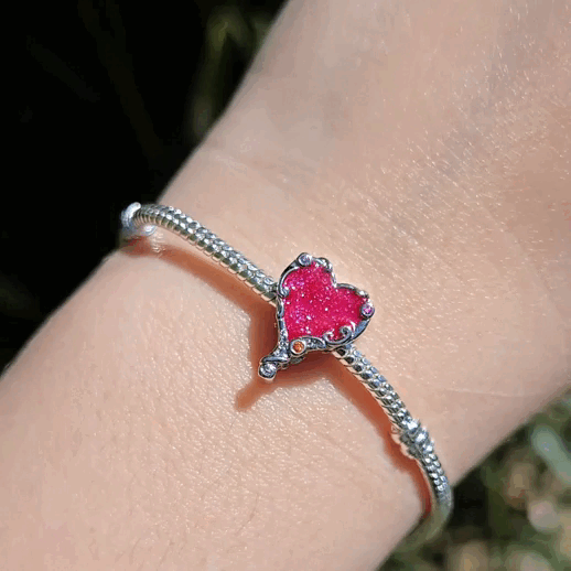 Apportez une touche de tendresse à votre bracelet avec ce charm en forme de coeur rose. En argent 925, il est émaillé d'une teinte délicate qui exprime l'amour pur et simple.