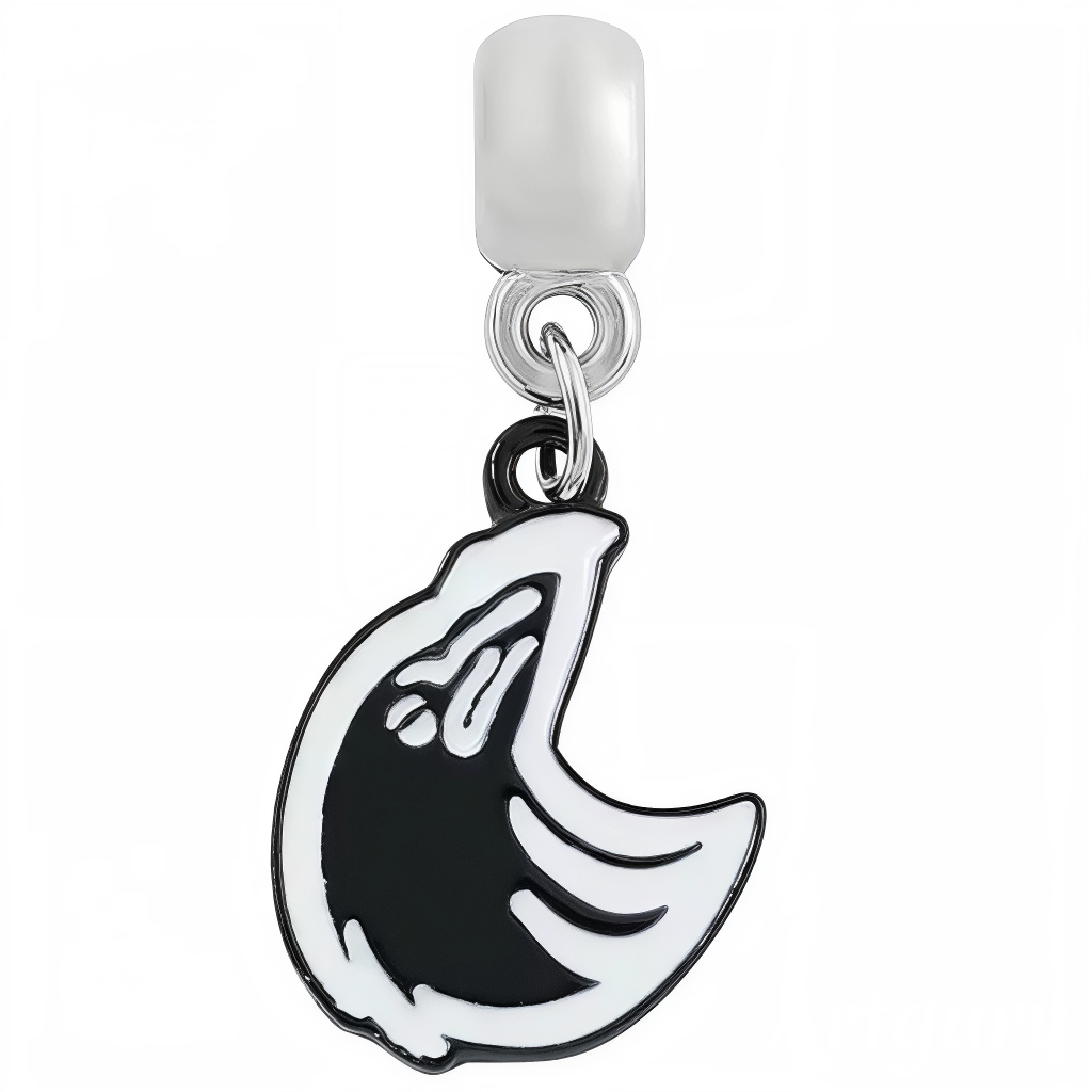 Ce charm représentant un corbeau majestueux incarne le mystère et l’aura ténébreuse de l’univers de Mercredi Addams. Symbole de clairvoyance et de liberté, cet oiseau culte de Nevermore se pare d’un design raffiné, mêlant esthétique gothique et sophistication discrète. Un bijou sombre et poétique, parfait pour exprimer sa singularité avec grâce et intensité.