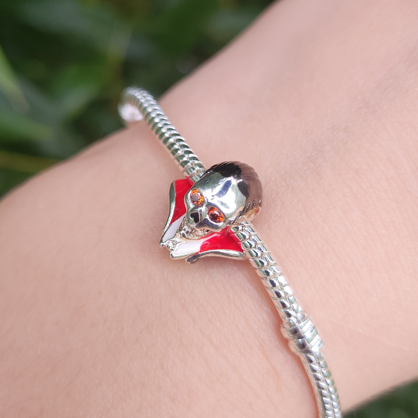 Plongez dans l’univers gothique et mystérieux avec ce charm en argent 925 représentant Dracula, le légendaire comte des ténèbres. Ce bijou captivant incarne l’élégance macabre et l’aura envoûtante de ce personnage mythique, apportant une touche de mystère et de sophistication à votre collection.