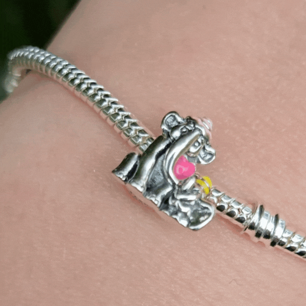 Célébrez l'amour inconditionnel entre Dumbo et sa maman avec ce charm en argent 925. Ce bijou attendrissant représente la tendresse et le lien indestructible entre le petit éléphant aux grandes oreilles et sa mère, symbolisant la douceur, la protection et l'affection. Un hommage émouvant à l'un des moments les plus touchants de l'univers Disney.