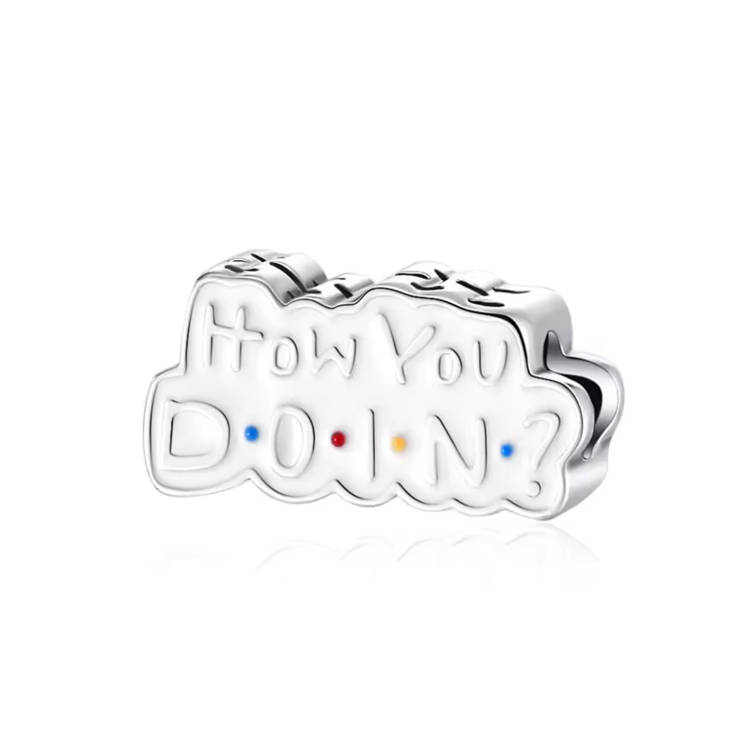 Ajoute une touche d’humour culte à ta collection avec ce charm argenté gravé de la réplique emblématique "How you doin?", rendu célèbre par Joey dans la série Friends. Fabriqué en argent 925, ce charm célèbre l’amitié, les rires et les moments inoubliables de cette sitcom légendaire. Parfait pour les fans de la série, il apporte une note décontractée et nostalgique à ton bracelet.