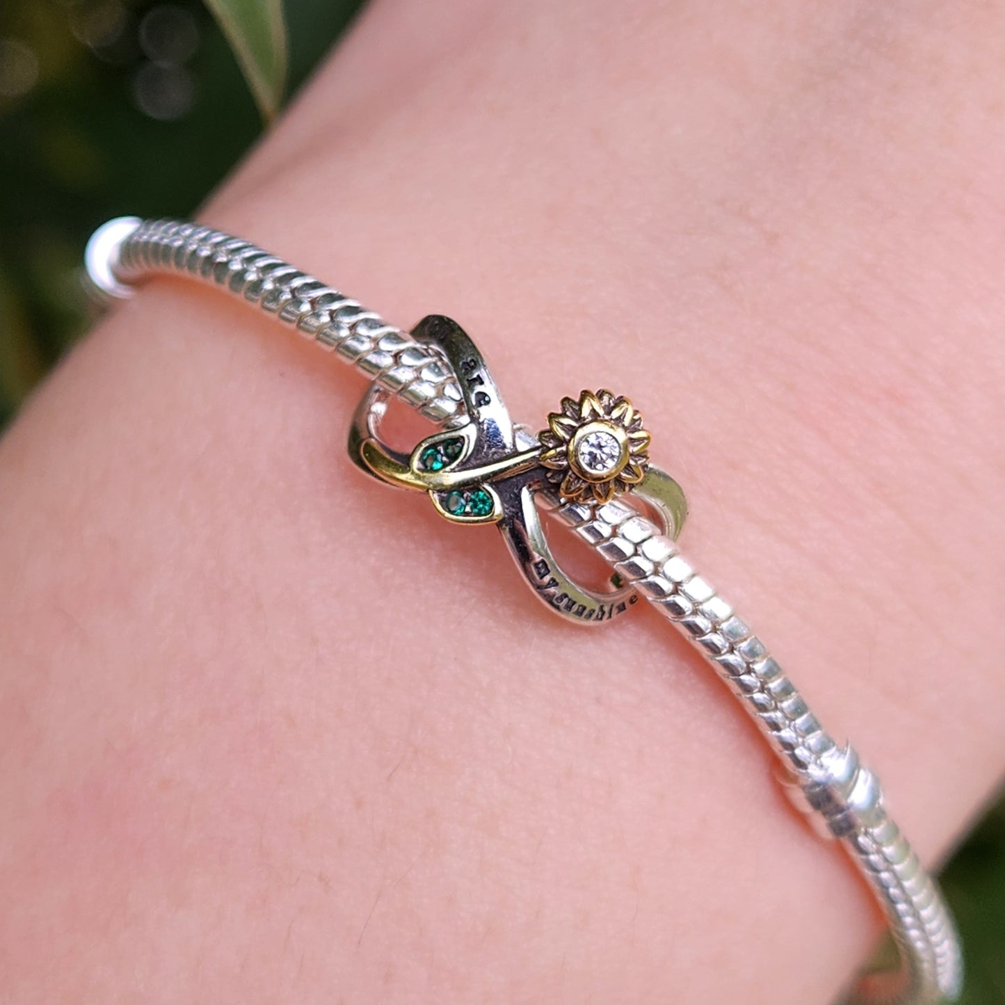 Ajoutez une touche lumineuse et symbolique à votre bracelet avec le charm Infini Tournesol, finement façonné en argent 925. Ce bijou unique associe le symbole de l’infini, représentant l’éternité, avec un délicat tournesol et l’inscription "You Are My Sunshine", une belle manière de célébrer l’amour et la joie.
Idéal pour exprimer vos sentiments ou compléter votre collection, ce charm saura illuminer votre bracelet avec une touche de chaleur et d’élégance. 