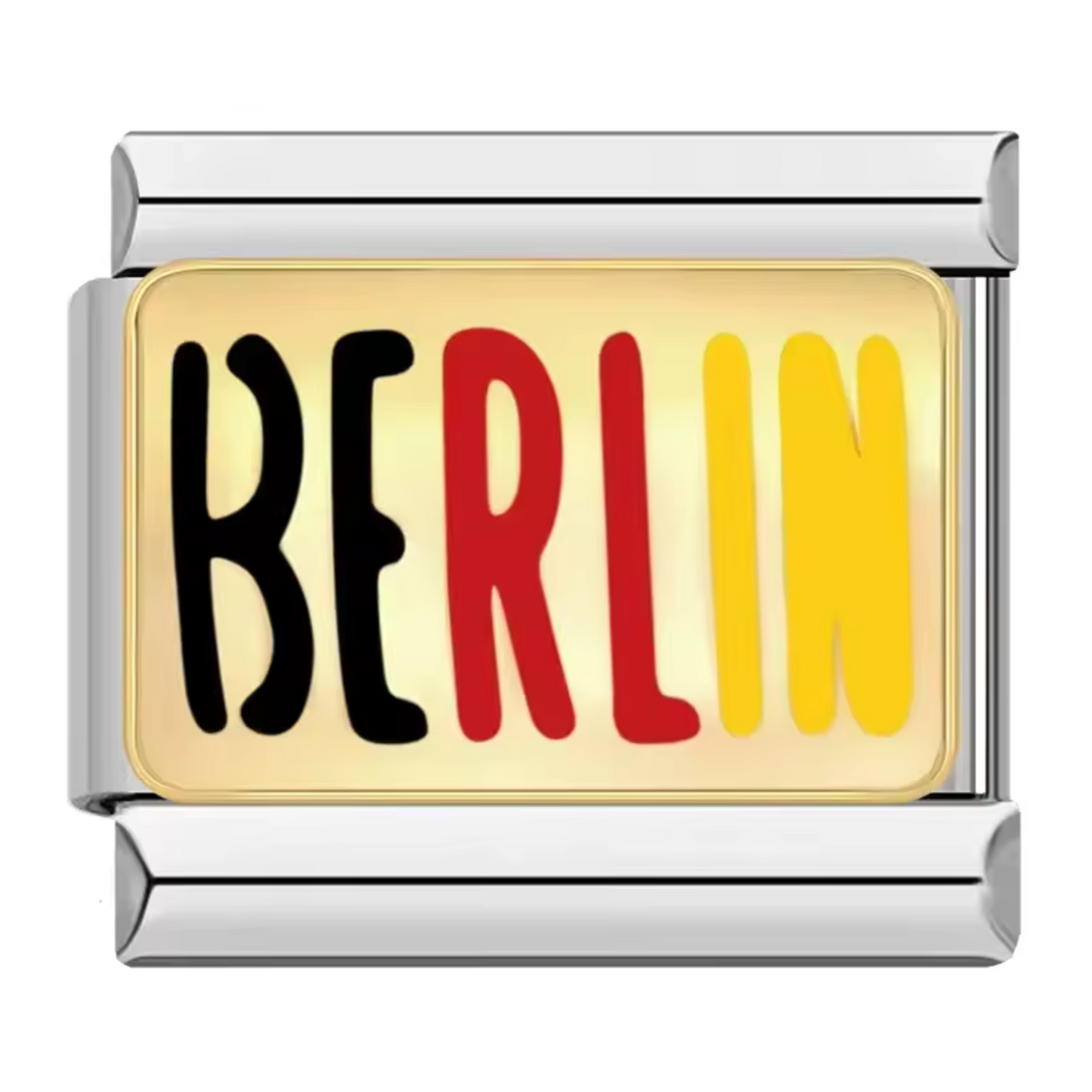 Ce charm italien en acier inoxydable argenté arbore l’inscription "Berlin" décorée aux couleurs vibrantes du drapeau allemand, sur un fond élégant couleur or. Alliant robustesse et finesse des détails, ce charm apporte une touche moderne et chaleureuse à votre bracelet. Facile à fixer, il s’adapte parfaitement à nos bracelets composés de 17 maillons extensibles et réglables, convenant à toutes les tailles de poignet.