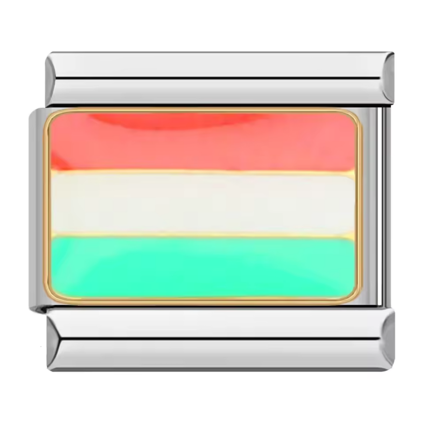 Ce charm italien en acier inoxydable argenté arbore l’inscription "Hongrie" décorée aux couleurs vives du drapeau hongrois. Alliant robustesse et finesse des détails, ce charm apporte une touche moderne et élégante à votre bracelet. Facile à fixer, il s’adapte parfaitement à nos bracelets composés de 17 maillons extensibles et réglables, convenant à toutes les tailles de poignet.